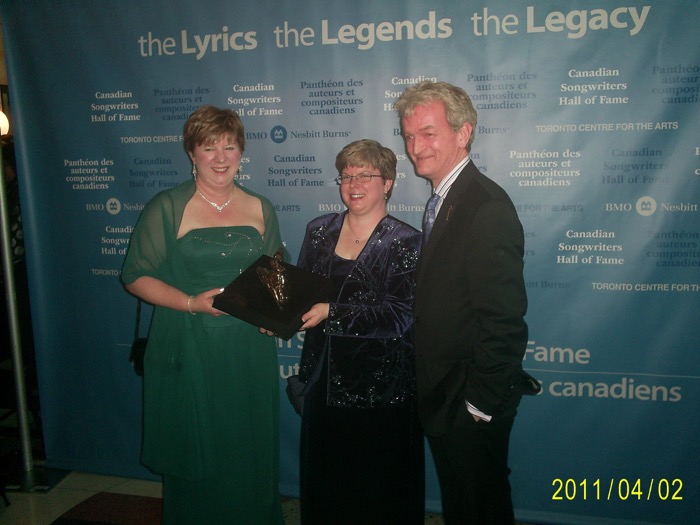 Mickie Zinck & sister Tina accept the Frank Davies Award for Helen